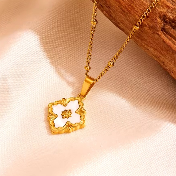 Lya - Chic Four Leaves Clover Necklace StainlessSteel - Picture 3 of 10